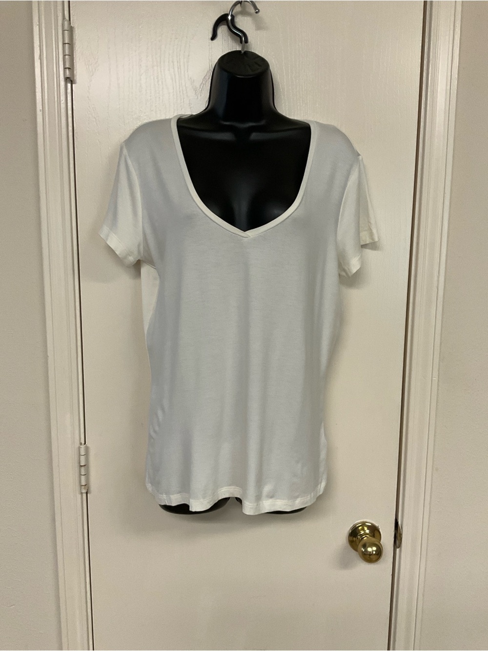 New York & Company White V-Neck Short Sleeve Tee